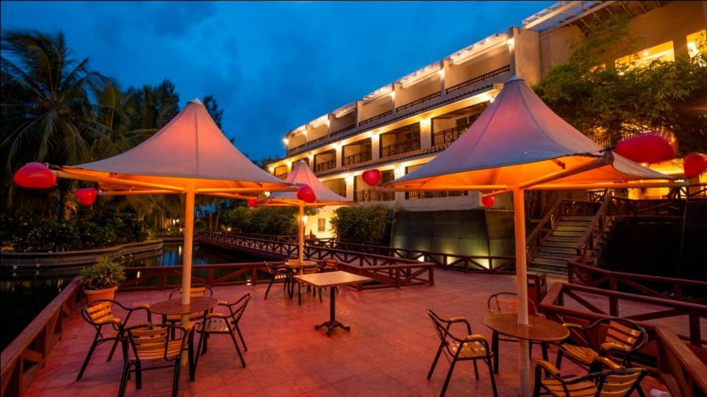 Hotel Ocean Spray Kālapettai Exterior foto