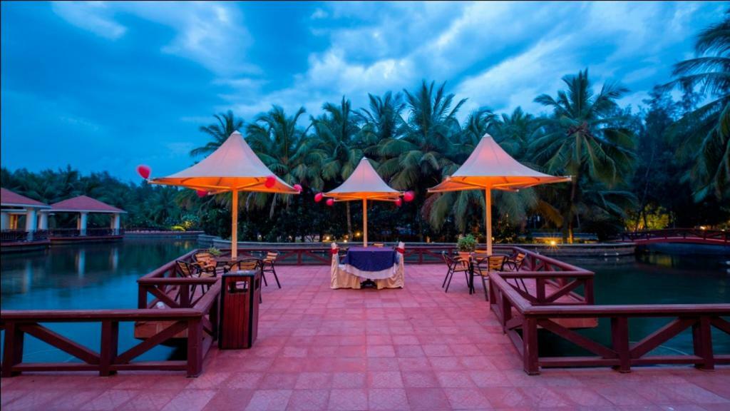 Hotel Ocean Spray Kālapettai Exterior foto
