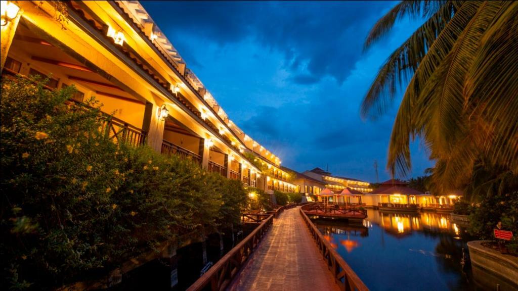 Hotel Ocean Spray Kālapettai Exterior foto