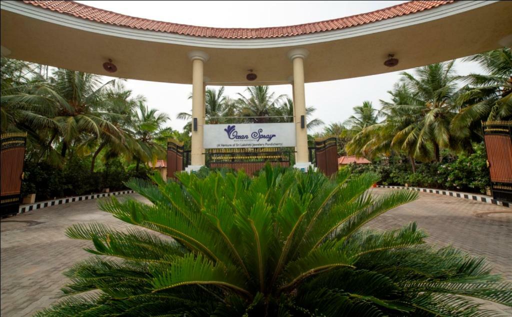 Hotel Ocean Spray Kālapettai Exterior foto