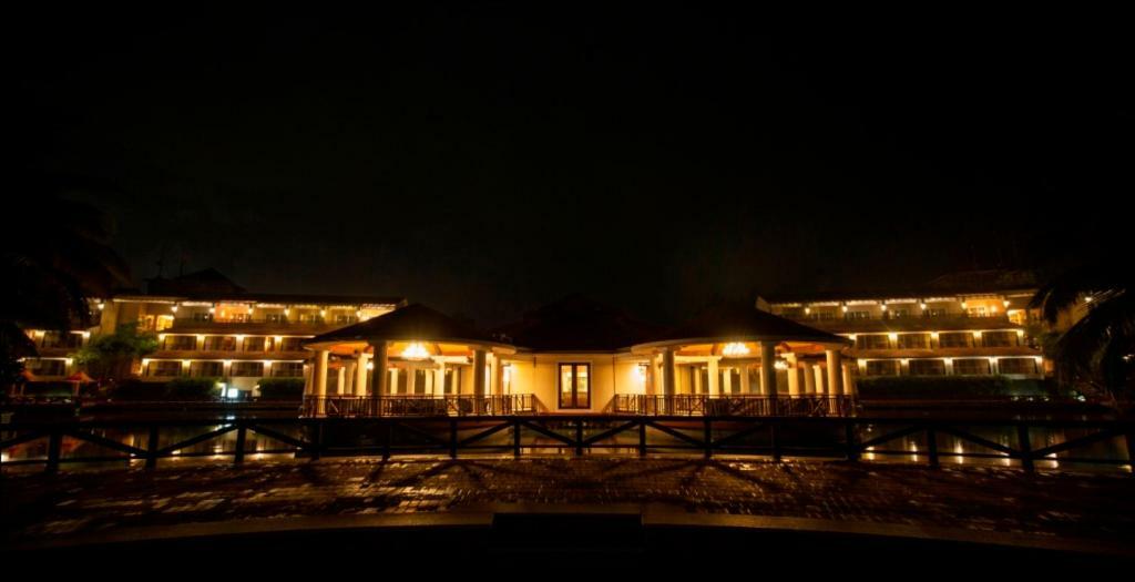 Hotel Ocean Spray Kālapettai Exterior foto