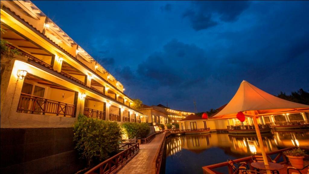 Hotel Ocean Spray Kālapettai Exterior foto